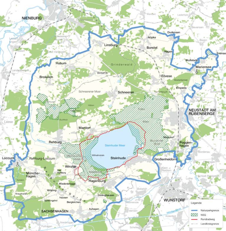 Die Karte zeigt die Außengrenzen des Naturparks Steinhuder Meer, schraffierte Flächen stehen für die Naturschutzgebiete und Landschaftsschutzgebiete, eingezeichtnet sind auch Landkreisgrenzen und der Steinhuder Meer Rundweg.