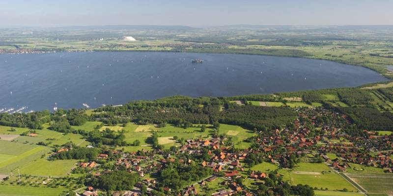 Blick aus der Vogelperspektive auf das Steinhuder Meer, Insel Wilhelmstein ist zu erkennen.