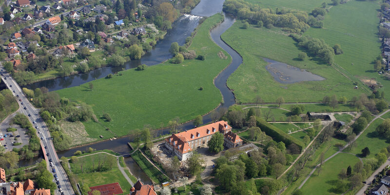 Neustadt am Rübenberge aus der Luft, die Leine und Schloss Landestrost sind gut zu erkennen. Neustadt am Rübenberge aus der Luft, die Leine und Schloss Landestrost sind gut zu erkennen.