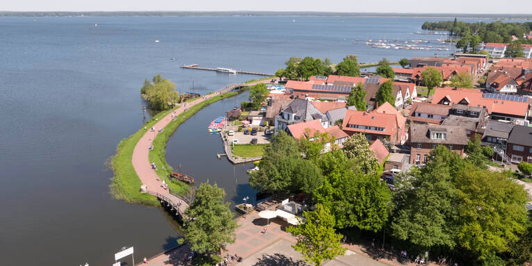 Blick aus der Vogelperspektive auf die Uferpromenade in Wunstorf-Steinhude (Region Hannover). Blick aus der Vogelperspektive auf die Uferpromenade in Wunstorf-Steinhude (Region Hannover).