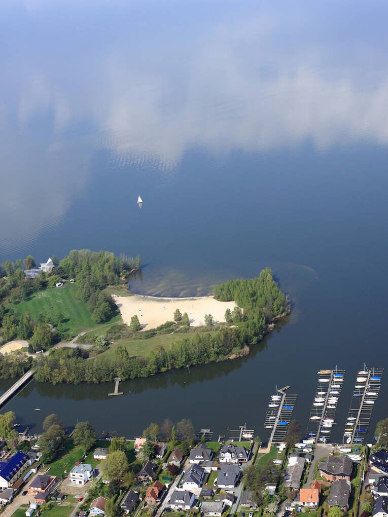 Blick aus einem Flugzeug auf das Ufer des Steinhuder Meeres mit Bootsanlegern und Wald und der Badeinsel. Blick aus einem Flugzeug auf das Ufer des Steinhuder Meeres mit Bootsanlegern und Wald und der Badeinsel.