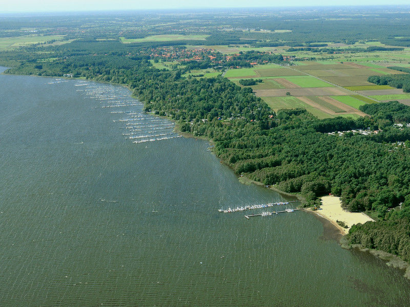 Blick aus einem Flugzeug auf das Ufer des Steinhuder Meeres mit Bootsanlegern und Wald. Blick aus einem Flugzeug auf das Ufer des Steinhuder Meeres mit Bootsanlegern und Wald.