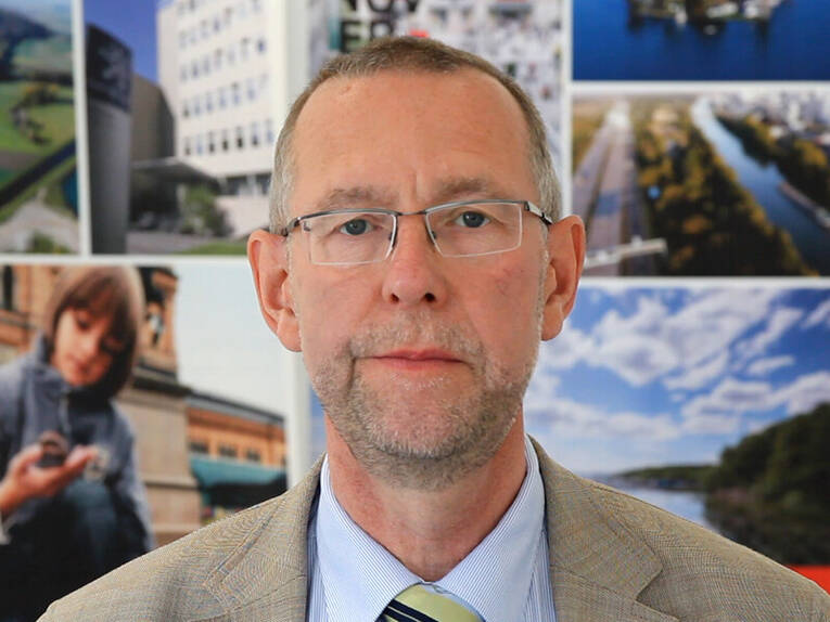 Prof. Dr. Axel Priebs Prof. Dr. Axel Priebs