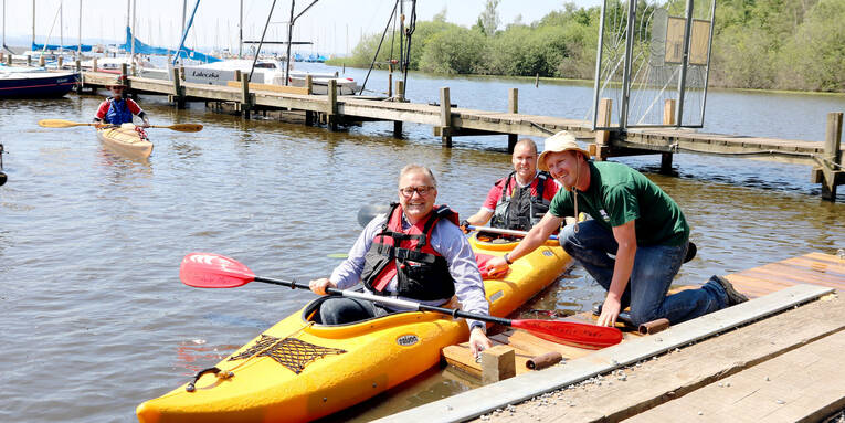 Ein Boot mit zwei Personen legt von einer Kanueinsatzstelle ab. Ein Boot mit zwei Personen legt von einer Kanueinsatzstelle ab.