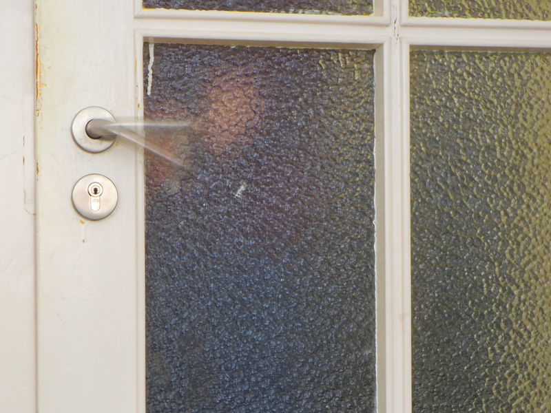 Jemand betätigt die Klinke einer Innentür mit Glaselementen, die Tür bleibt geschlossen. Jemand betätigt die Klinke einer Innentür mit Glaselementen, die Tür bleibt geschlossen.