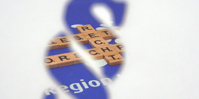 Blick durch einen Paragrafen: Bausteine mit Buchstaben liegen auf einem blauen Hintergrund, sie bilden die Worte "Recht", "Vorschrift" und "Gesetz". Blick durch einen Paragrafen: Bausteine mit Buchstaben liegen auf einem blauen Hintergrund, sie bilden die Worte "Recht", "Vorschrift" und "Gesetz".