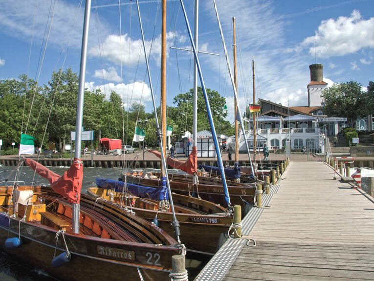 Boote sind an einem Steg vertäut. Boote sind an einem Steg vertäut.