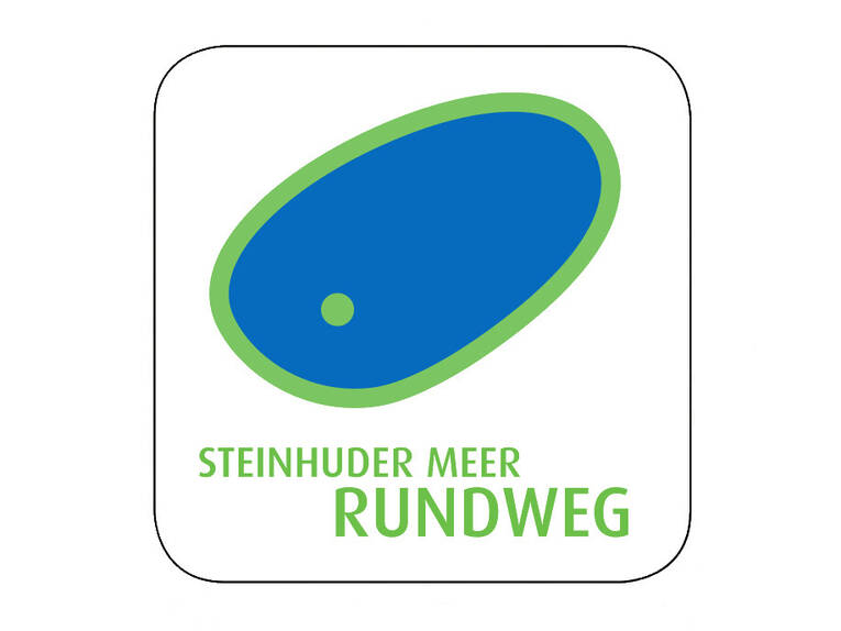 In einer blauen Fläche ist ein grüner Punkt, um die blaue Fläche ist ein grüner Rahmen. Darunter steht "STEINHUDER MEER RUNDWEG". In einer blauen Fläche ist ein grüner Punkt, um die blaue Fläche ist ein grüner Rahmen. Darunter steht "STEINHUDER MEER RUNDWEG".