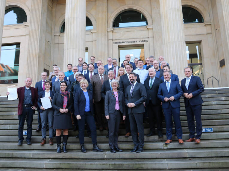 Gruppenfoto vor dem Landtag in Hannover. Gruppenfoto vor dem Landtag in Hannover.